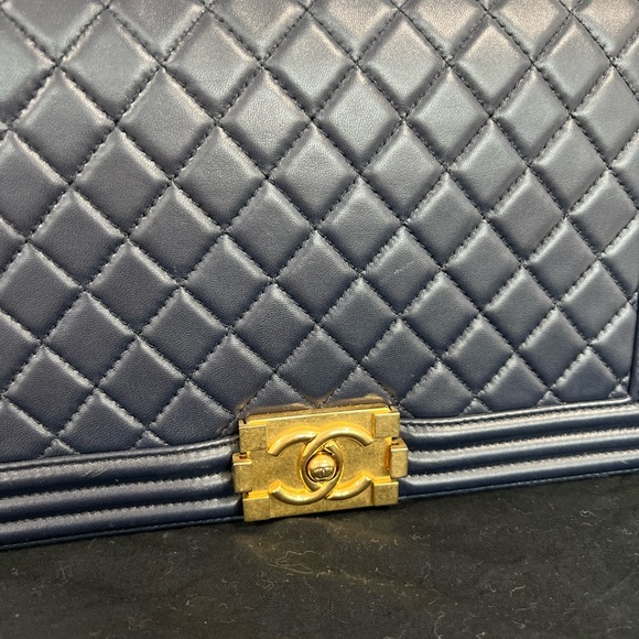 CHANEL Le Boy Medium - Picture 6 of 12